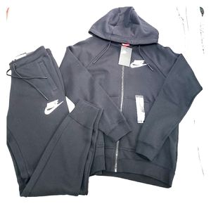 Nike jogging outfit